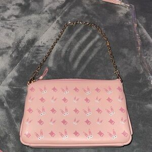 Preloved MCM pochette 2 way crossbody and excellent condition size 8”W X 5”L